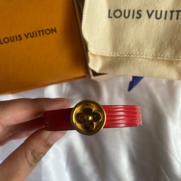 Louis Vuitton Red Leather Epi Bracelet authentic with Gold Detail box included - Picture 4 of 7